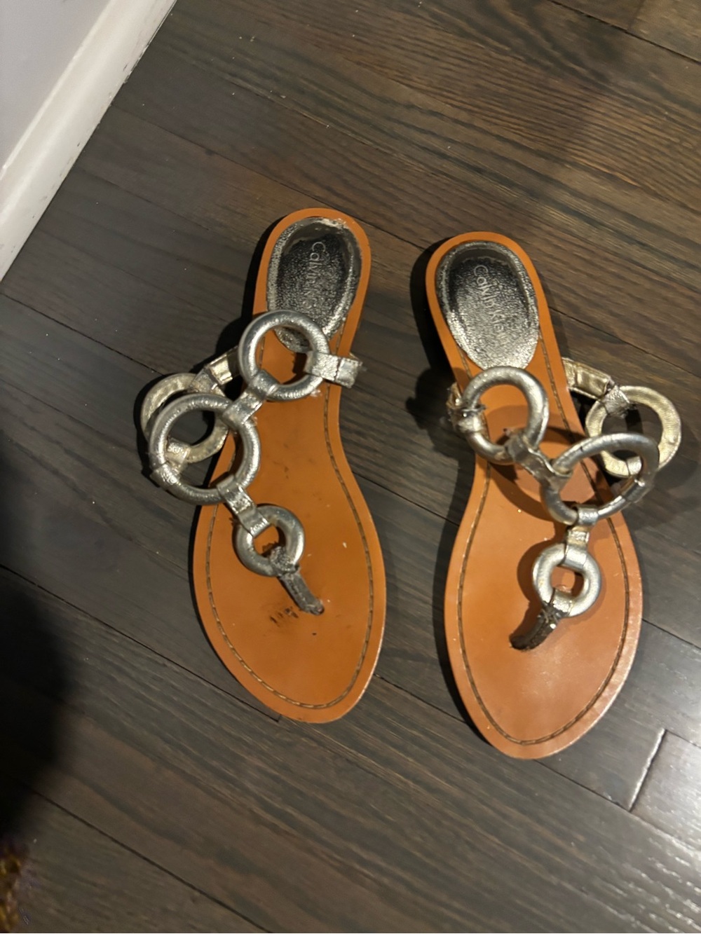 Calvin Klein Silver Circle-Detail Leather Thong Sandals - Silver size 5.5